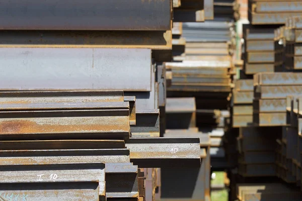 Metal profiller farklı türde metal ürünler depoda, Rusya bulunur