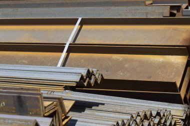 Metal profiller farklı türde metal ürünler depoda, Rusya bulunur