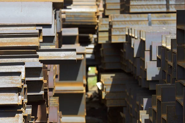 Metal profiller farklı türde metal ürünler depoda, Rusya bulunur