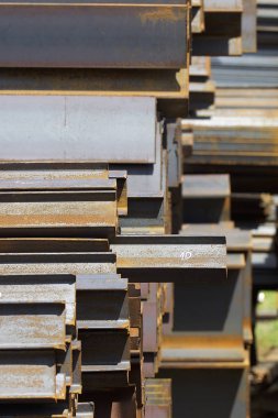 Metal profiller farklı türde metal ürünler depoda, Rusya bulunur