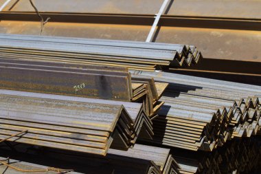 Metal profiller farklı türde metal ürünler depoda, Rusya bulunur