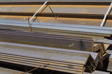 Metal profiller farklı türde metal ürünler depoda bulunan