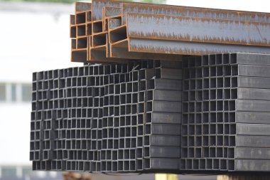 Metal profiller farklı türde metal ürünler depoda, Rusya bulunur