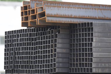 Metal profiller farklı türde metal ürünler depoda bulunan
