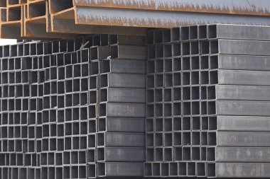 Metal profiller farklı türde metal ürünler depoda, Rusya bulunur