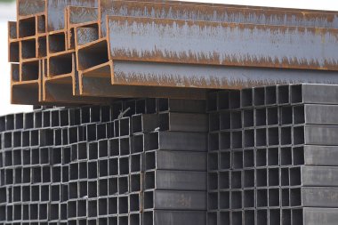 Metal profiller farklı türde metal ürünler depoda, Rusya bulunur