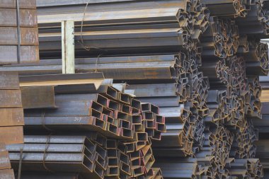 Metal profiller farklı türde metal ürünler depoda bulunan