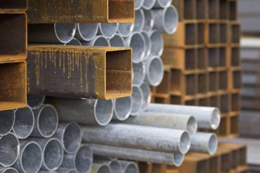 Metal profiller farklı türde metal ürünler depoda, Rusya bulunur