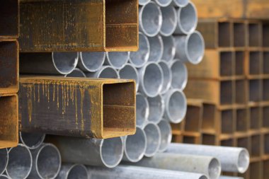 Metal profiller farklı türde metal ürünler depoda, Rusya bulunur