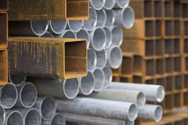 Metal profiller farklı türde metal ürünler depoda bulunan