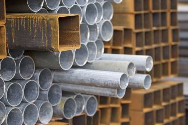 Metal profiller farklı türde metal ürünler depoda, Rusya bulunur