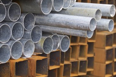 Metal profiller farklı türde metal ürünler depoda, Rusya bulunur