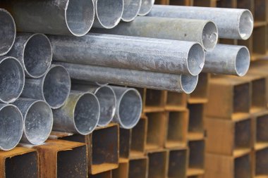 Metal profiller farklı türde metal ürünler depoda bulunan