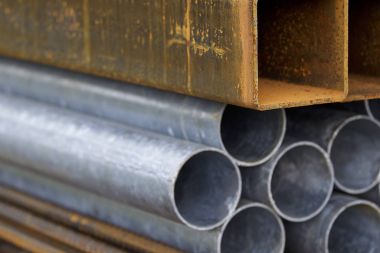 Metal profiller farklı türde metal ürünler depoda, Rusya bulunur