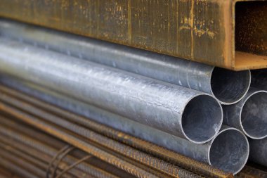 Metal profiller farklı türde metal ürünler depoda, Rusya bulunur