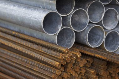 Metal profiller farklı türde metal ürünler depoda, Rusya bulunur