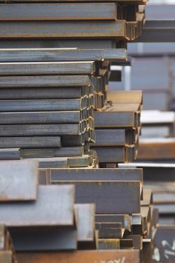 Metal profiller farklı türde metal ürünler depoda, Rusya bulunur