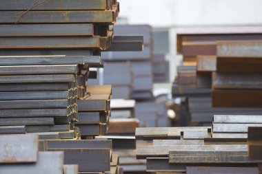 Metal profiller farklı türde metal ürünler depoda, Rusya bulunur