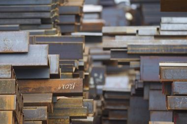 Metal profiller farklı türde metal ürünler depoda, Rusya bulunur