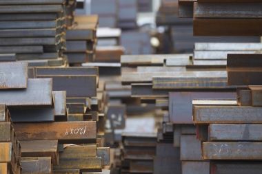 Metal profiller farklı türde metal ürünler depoda, Rusya bulunur