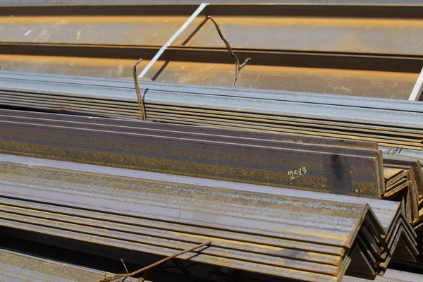 Metal profiller farklı türde metal ürünler depoda, Rusya bulunur