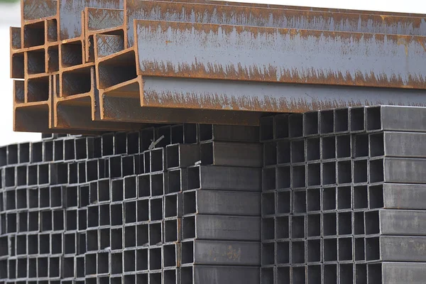 Metal profiller farklı türde metal ürünler depoda, Rusya bulunur