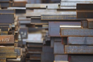 Metal profiller farklı türde metal ürünler depoda, Rusya bulunur