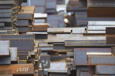 Metal profiller farklı türde metal ürünler depoda, Rusya bulunur