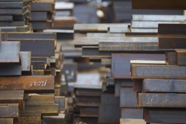 Metal profiller farklı türde metal ürünler depoda, Rusya bulunur