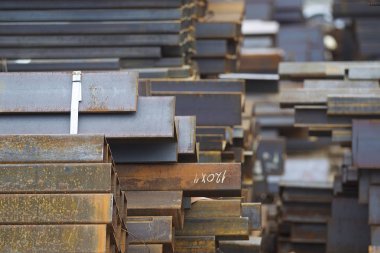 Metal profiller farklı türde metal ürünler depoda, Rusya bulunur