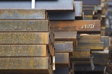 Metal profiller farklı türde metal ürünler depoda, Rusya bulunur