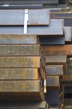 Metal profiller farklı türde metal ürünler depoda, Rusya bulunur