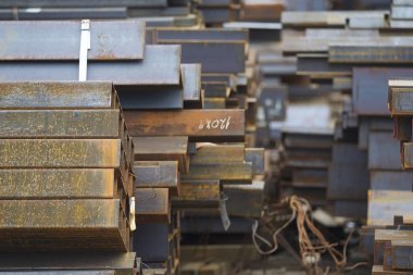 Metal profiller farklı türde metal ürünler depoda, Rusya bulunur