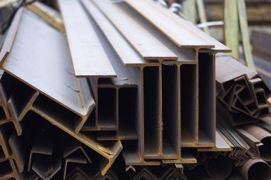 Metal profiller farklı türde metal ürünler depoda, Rusya bulunur