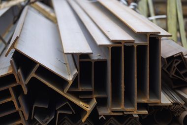 Metal profiller farklı türde metal ürünler depoda, Rusya bulunur