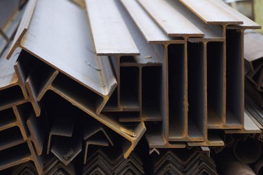 Metal profiller farklı türde metal ürünler depoda, Rusya bulunur