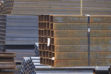 Metal profiller farklı türde metal ürünler depoda, Rusya bulunur