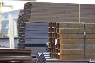 Metal profiller farklı türde metal ürünler depoda, Rusya bulunur