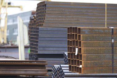 Metal profiller farklı türde metal ürünler depoda, Rusya bulunur