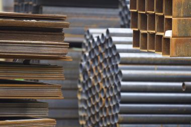 Metal profiller farklı türde metal ürünler depoda, Rusya bulunur