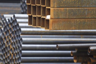 Metal profiller farklı türde metal ürünler depoda, Rusya bulunur