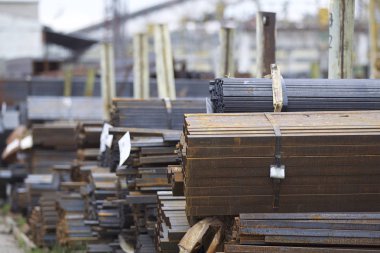 Metal profiller farklı türde metal ürünler depoda, Rusya bulunur