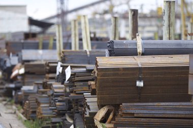 Metal profiller farklı türde metal ürünler depoda bulunan