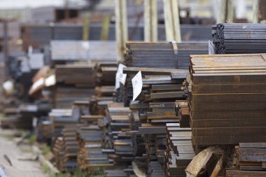 Metal profiller farklı türde metal ürünler depoda, Rusya bulunur