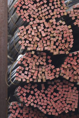 Metal profiller farklı türde metal ürünler depoda, Rusya bulunur