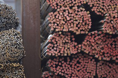 Metal profiller farklı türde metal ürünler depoda, Rusya bulunur