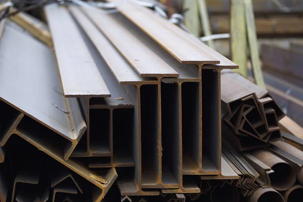 Metal profiller farklı türde metal ürünler depoda bulunan