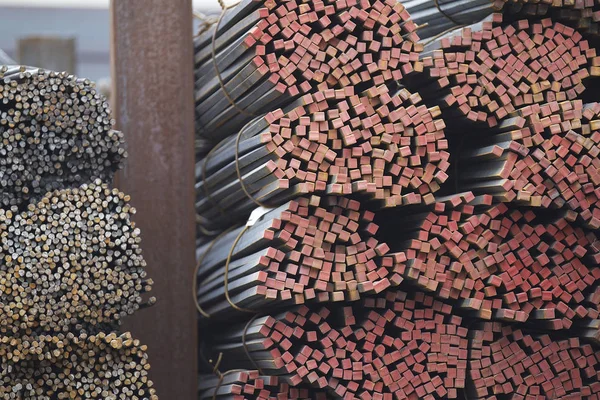 Metal profiller farklı türde metal ürünler depoda bulunan