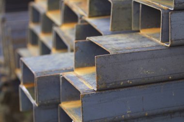 Metal profil kanal metal ürünlerin depodaki paketlerinde