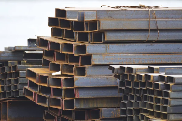 Saluran Profil Logam Dalam Kemasan Gudang Produk Logam Rusia — Stok Foto